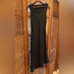 🚺 Perry Ellis black silk vneck dress with asymmetrical hemline